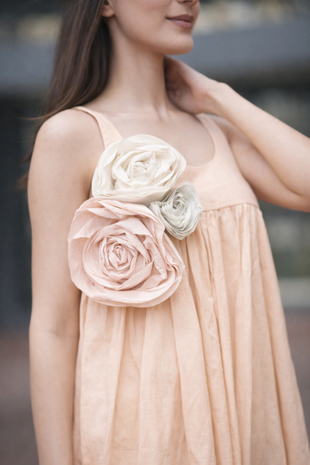 Peach Champagne Beigewith 3 roses